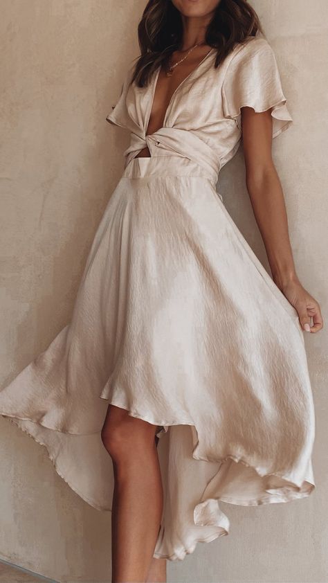 Boho Closet, Chique Outfit, Dress Champagne, Wedding Guest Outfit Summer, Mode Inspo, Flowy Skirt, Fancy Outfits, Fashion Mode, Fancy Dresses