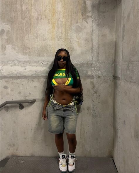 Baggy Shorts Outfit Black Women, Jorts Outfit Black Woman, Jorts Outfit Idea Black Women, Summer Fashion Black Women, Summer Fits Black Women, Outfit Black Women Summer, Jersey Outfit Black Women, Festival Outfits Black Women, Fashion Killa Summer