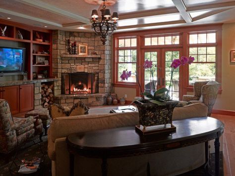 17 Ravishing Living Room Designs With Corner Fireplace Narrow Family Room, Corner Stone Fireplace, Corner Fireplace Decor, Corner Fireplace Living Room, Fireplaces Layout, Family Room Layout, Fireplace Furniture, Traditional Family Room, Living Room Furniture Layout