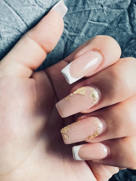 French Tip Gold Flakes, French Tip With Gold Flakes, French Tips Gold, Nails Gold Flakes, Gold Leaf Nails, Nail Art Blanc, Moms Nails, Nails For Wedding, Christmas Gel