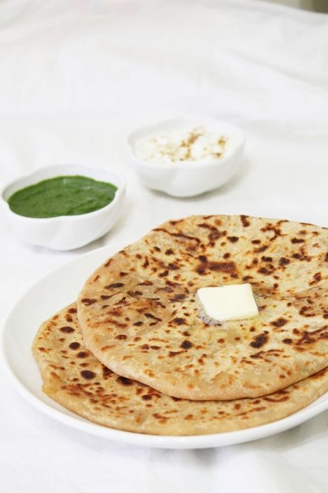 Aloo paratha recipe Lahori Food, Punjabi Dishes, Aloo Paratha Recipe, Punjabi Recipes, Indian Bread Recipes, Nepali Food, Aloo Paratha, Mint Chutney, Paratha Recipe