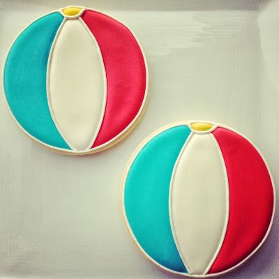 Round Cookie Decorating Ideas, Summer Royal Icing Cookies, Summer Sugar Cookies Decorated, Beach Ball Cookies Decorated, Beach Ball Cookies, Summer Cookies Decorated, Beach Sugar Cookies, Pool Party Sugar Cookies, Beach Ball Sugar Cookies