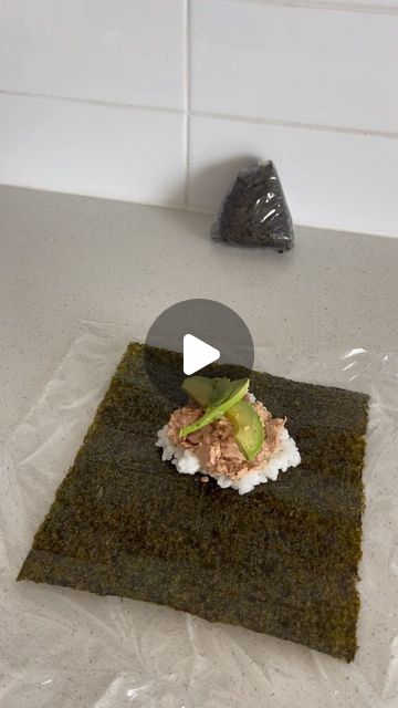 On my plate on Instagram: "Sushi triangles 🍣🍣  You’ll need  1 x can of tuna (in spring water)  10g x 1/2 fat kewpie mayo  10 mls x light soy sauce  60g x rice (raw)  40g x avocado  2 x seaweed sheets   - Cook the rice as directed - Combined the tuna, mayo and soy sauce  - Start assembling your sushi wraps, a layer of rice, layer of tuna, then avo and then top with another layer of rice.  - Fold up your little triangles! (Store for up to 3 days in the fridge)  This recipe makes 2 triangles which is a serve  406 Calories  56.5C 10.8F 23.9P   Happy cooking, Lozzy x" Seaweed Rice Wraps, Rice Triangles Onigiri, Sushi Wraps Recipes, Sushi Triangle, Tuna For Sushi, Rice Triangles, Sushi Wraps, Sushi Seaweed, Sushi Wrap