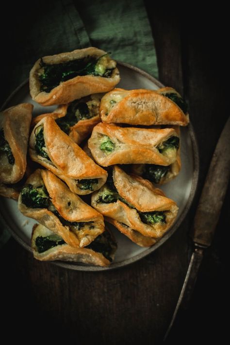 Rohan Core, Spinach Puffs Recipe, Puff Pastry Recipes Appetizers, Nerd Food, Spinach Puffs, Spinach Puff Pastry, Puff Pastry Pinwheels, Spinach Puff, Puff Pastry Appetizers