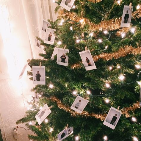 Photos On Christmas Tree, Polaroid Christmas Tree, Polaroid Pictures Photography, Christmas Photo Wall, Instax Mini Ideas, Photowall Ideas, Cozy Romantic, Trees Lights, Photo Garland