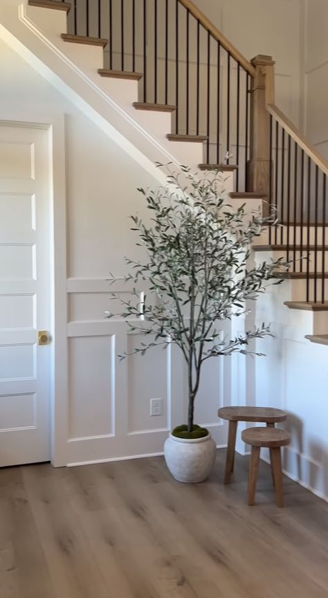 Staircase Landing Decor Ideas, Corner Stairs Decor, Stair Corner Decor, Top Of Stairs Decor, Foyer With Stairs Entryway, Stair Landing Decor, Corner Decorating Ideas, Landing Decor, Foyer With Stairs