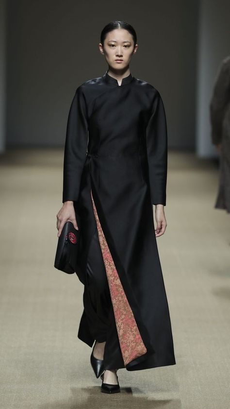 Hemu Spring 2020 Shanghai | Ready-to-Wear Chinese Blouse, Shanghai Fashion Week, Shanghai Fashion, Kebaya Dress, Modest Dresses Casual, Central Saint Martins, Cheongsam Dress, Shanghai China, Mood Board Fashion