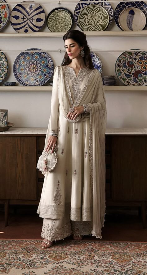 White Outfits Pakistani, Classy Lengha, Salwar Aesthetic, Kashmiri Suits Design, Wedding Outfits Indian, Pakistani Formal Dresses, Pakistani Fashion Casual, Pakistani Fancy Dresses, Desi Fashion Casual