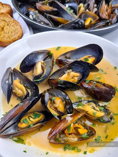 White Wine Garlic Butter Sauce Mussels | oneReCP.com Mussels Recipe White Wine, Garlic French Fries, Wine Butter, Mussels Recipe, Peruvian Cuisine, White Wine Sauce, Garlic Butter Sauce, Spinach Pasta, French Cooking