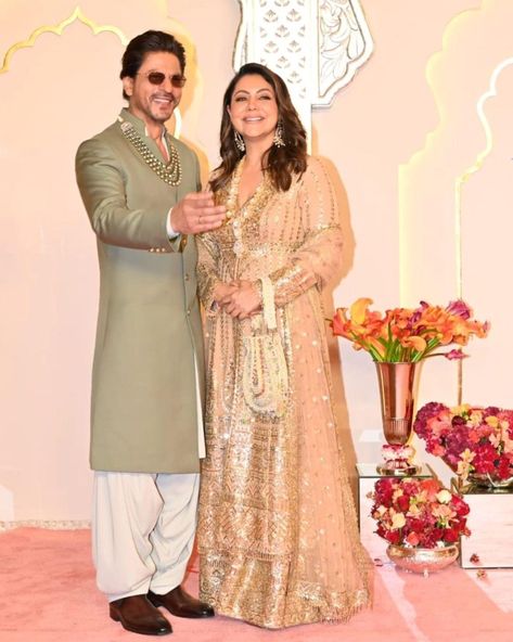 Srk Wallpaper Hd, Srk Wallpaper, Anant Ambani And Radhika Merchant, Ambani Wedding, Radhika Merchant, Gauri Khan, Anant Ambani, Dress Suits For Men, Karan Johar