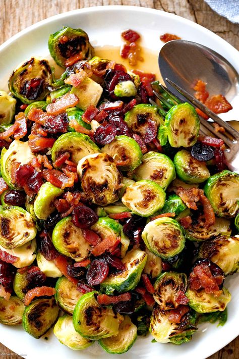 Roasted Brussels Sprouts with Bacon and Cranberries - #brusselssprouts #sidedish #holiday #recipe #eatwel101 - Vibrant, colorful, and festive! These roasted Brussels sprouts with bacon and cranberries are one of the best holiday side dishes you'll ever try! - #recipe by #eatwell101 Brussel Sprouts With Bacon And Cranberry, Brunch Vegetables, Brussel Sprouts With Cranberries, Best Brussel Sprout Recipe, Brunch Thanksgiving, Sprouts And Bacon, Brussels Sprouts With Bacon, Brussel Sprout Recipes Roasted, Sprouts Recipe