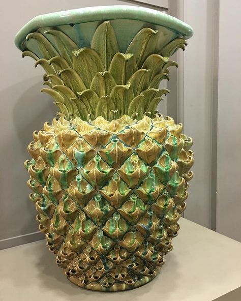 Lynn Reynolds on Instagram: “Your five a day. Queen Pineapple by Kate Malone. #pineapple #ceramics #ceramica #ceramic #ceramicart #ceramicstudio #katemalone…” Kate Malone, Organic Mechanic, Ceramic Pineapple, Coil Pots, Pottery Pots, Organic Ceramics, Color Collage, Wheel Thrown Pottery, Ceramics Projects