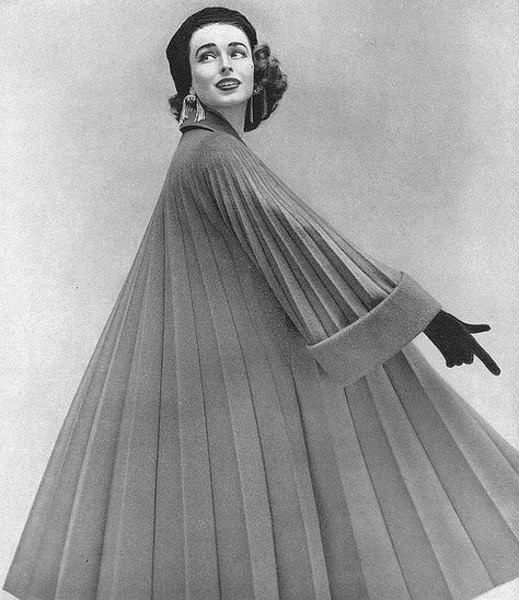 Dorian Leigh in a wool/mohair coat by Lilli Ann and hat by Mr.John, photo by Richard Avedon for Vogue Nov. 1952 Dorian Leigh, Pleated Coat, Vestidos Pin Up, Mohair Coat, Jean Shrimpton, Lilli Ann, Mode Retro, Fashion 1950s, Richard Avedon