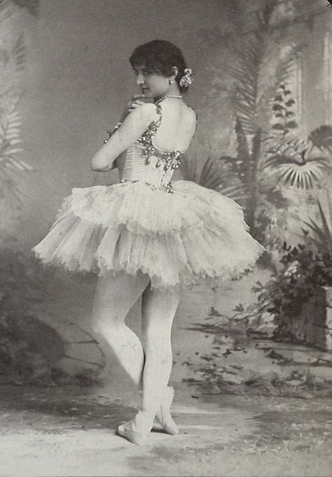 Conly, Boston, photographer 1920s Actresses, Vintage Ballerina, Photographs And Memories, Vintage Ballet, Ballet Beauty, Dance Photography Poses, Ballet Art, Ballerina Dancing, 19th Century Fashion