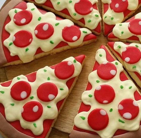 Cookies That Look Like Pizza, Realistic Cookie Decorating, Pizza Slice Cookies Decorated, Butter Cookies Decoration, Pizza Party Cookies, Pizza Sugar Cookies Decorated, Pizza Decorated Cookies, Pizza Cookies Decorated, Pizza Sugar Cookies