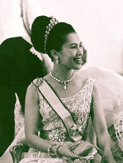 Royal Guests at the Wedding Gala of King Constantine II of Greece and Princess Anne-Marie of Denmark | The Royal Watcher Constantine Ii Of Greece, Queen Elizabeth Coronation, Elizabeth Coronation, British Icons, Athens Wedding, Rainha Elizabeth Ii, Queen Sirikit, Reine Elizabeth, Elisabeth Ii