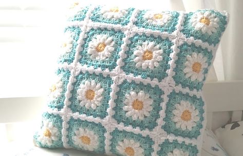 Agnes Gurumi: Daisy Granny Square Cushion Pillow Granny Square Pillow Cover, Granny Square Cushion, Granny Square Pillow, Daisy Granny Square, Crochet Cushion Pattern, Daisy Pillows, Granny Square Haken, Granny Square Projects, Cushion Cover Pattern