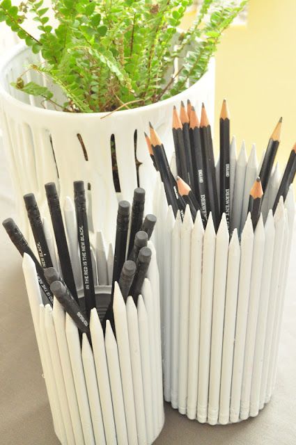 pencil holders made from painted pencils Diy Pencil Holder, Diy Back To School, Diy Pencil, Rustic Crafts, Pencil Cup, Do It Yourself Crafts, Cool Ideas, Pencil Holder, Chic Decor