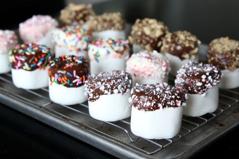 Giant Chocolate-Dipped Marshmallows - Modern Parents Messy Kids Fancy Marshmallows, Gram Cracker, Dipped Marshmallows, Giant Marshmallows, Crushed Peppermint, Chocolate Dipped Marshmallows, Wine Cake, Party Bites, Marshmallow Dip