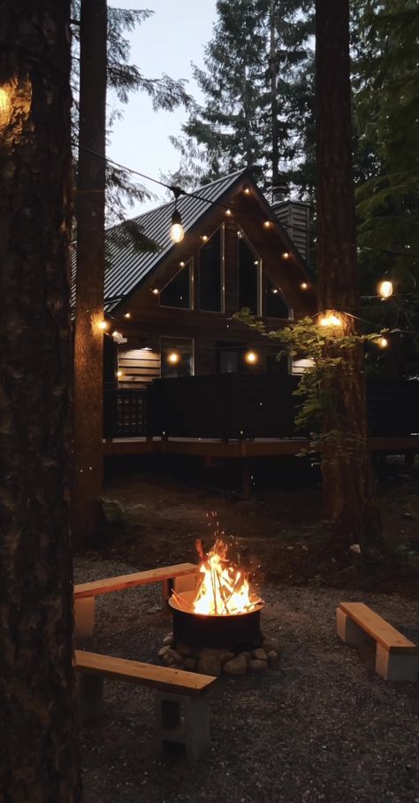 Cabin In The Woods Aesthetic, Weekend Aesthetic, Cabin Aesthetic, Cabin In The Mountains, Forest Cabin, Peaceful Living, Some Beautiful Pictures, Winter Cabin, Cabin Camping