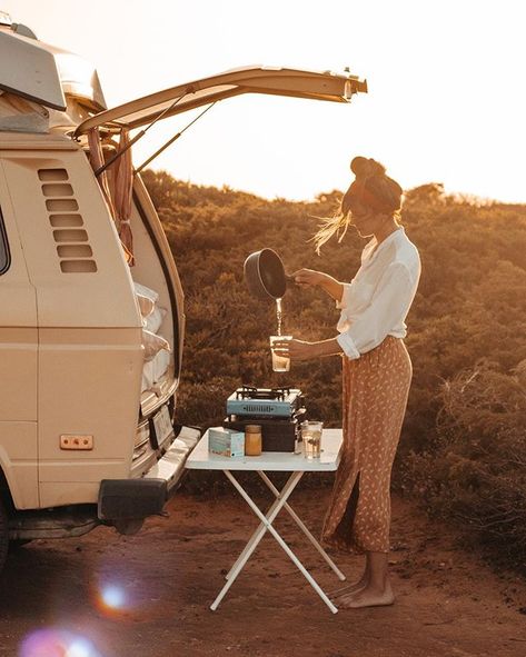 LENE🌛| MINDFULNESS & VANLIFE on Instagram: “Eine Woche schlafen wir nun schon nicht mehr in Elma 🚌 Wir genießen die Zeit mit Filipe und Jasmin sehr, aber besonders tagsüber vermisse…” Vans Girl, Kombi Home, Vw Vintage, Bus Life, Van Living, Travel Van, Best Cars, Camping Life, Vw Bus