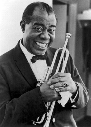 The wonderful Louis Armstrong was born today 8-4 in 1901. His inventive trumpet playing, scat singing, duos with so many of the famous singers through his years have left us with a rich arsenal of great 'Satchmo' songs. His charismatic stage presence was like no other - he was a unique gift to American music. He passed away in 1971 and has been inducted into the Rock and Roll Hall of fame. Arte Jazz, Trumpet Players, Jazz Artists, Musica Rock, Louis Armstrong, Jazz Club, Smooth Jazz, Jazz Musicians, Famous Singers