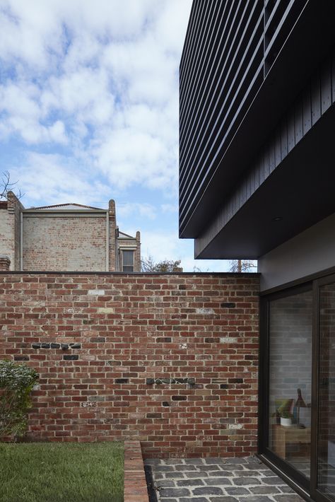 Gallery of Garden Wall House / Sarah Kahn Architect - 8 Solar Water Heating, Recycled Brick, Landscaping Software, Landscaping Business, Brick Garden, Solar Hot Water, Street House, Landscaping Company, Design Innovation