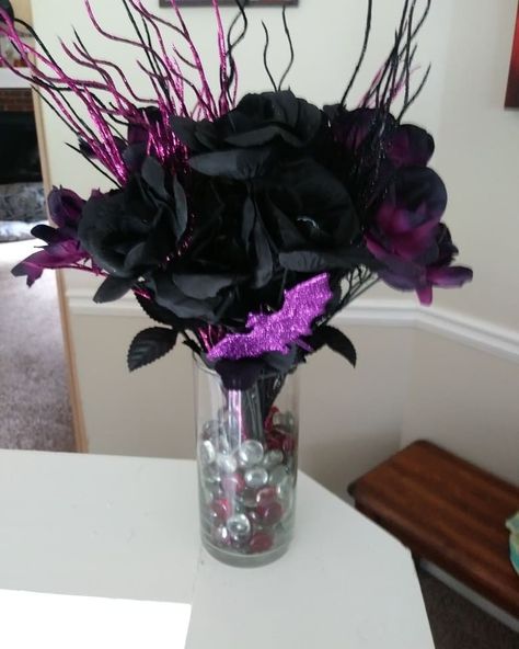 Black Flower Vase, Halloween Flower Arrangements, Halloween Window Display, Halloween Vase, Halloween Purple, Event Centerpiece, Halloween Flowers, Halloween Window, Spooky Szn