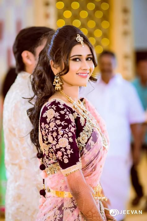 Reception Hairstyles Indian Brides, Reception Hairstyles Indian, South Indian Wedding Hairstyles, Reception Hairstyles, Lehenga Hairstyles, Bride Reception Dresses, Bridal Hairstyle Indian Wedding, Hair Style On Saree, Saree Hairstyles