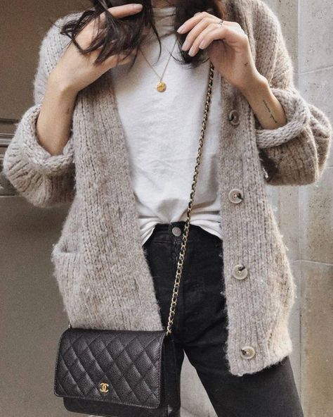 Chanel Woc Outfit Street Style, Chanel Woc Outfit, Woc Outfit, Chanel Bag Outfit, Chanel Wallet On Chain, Chanel Price, Chanel Woc, Chanel Classic Flap Bag, Chanel Lover