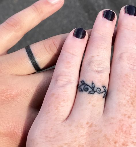 Wedding ring tattoos Vine Ring Tattoo, Tattoo Wedding Bands, Ring Tattoo Wedding, Ring Tattoo Ideas, Wedding Ring Tattoos, Lace Wedding Ring, Ring Tattoo Designs, Maria Carey, Wedding Band Tattoo