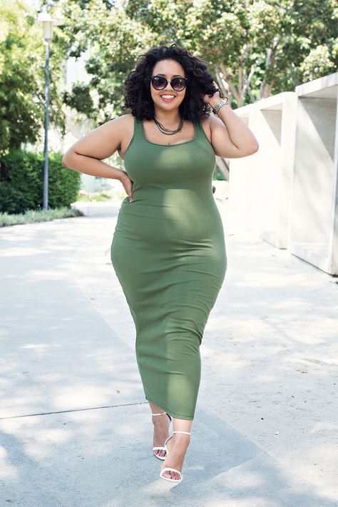 The self-help aisle at any bookstore is always a bit awkward. If you’re the person standing there, you feel judged Plus Size Street Style, Gabi Fresh, Look Plus Size, Curvy Fashionista, Plus Size Bodycon, Fashion Blogger Style, Cooler Look, Plus Size Beauty, Girls Outfits