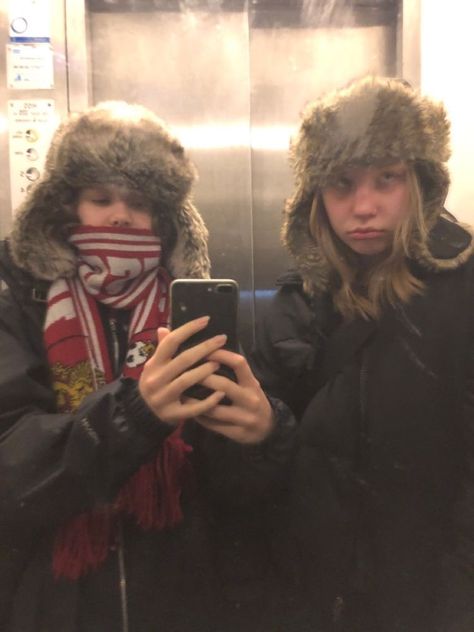 You Are My Moon, Cold Fashion, Trapper Hat, Photographie Inspo, Trapper Hats, Winter Fits, Friend Outfits, Winter Aesthetic, Mode Inspo