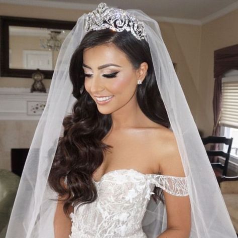 Maquillage coiffure mariée #weddinghairstyles #wedding #hairstyles #with #veil #coiffure #hairstyles #maquillage #mariee #wedding #weddinghairstyles Veil Hair Down, Bride Hairstyles With Veil, Hairstyles With Veil, Wedding Hairstyles With Crown, Bridal Hair Down, Wedding Tiara Hairstyles, Wedding Hairstyles With Veil, Veil Hairstyles, Braut Make-up