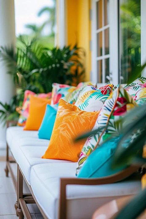 Tropical Florida Lanai Ideas for Blissful Homes Small Lanai Ideas, Florida Room Decorating Ideas, Lanai Decorating Ideas Florida, Lanai Decorating Ideas, Tropical Decor Ideas, Lanai Decorating, Florida Lanai, Lanai Ideas, Tropical Retreat