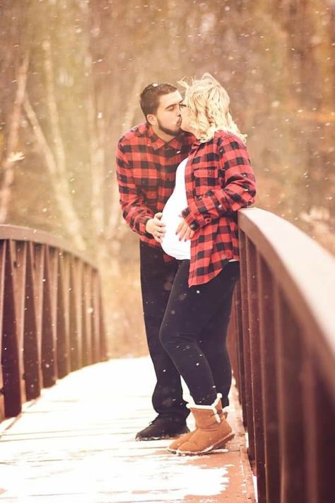 Casual Christmas Maternity Pictures, Maternity Photos Flannel, Plaid Maternity Photos, Maternity Photography Winter Couples, Maternity Photography Outdoors Winter, December Maternity Photoshoot Ideas, Winter Maternity Photoshoot Outdoor, Winter Maternity Shoot Ideas, Flannel Maternity Pictures