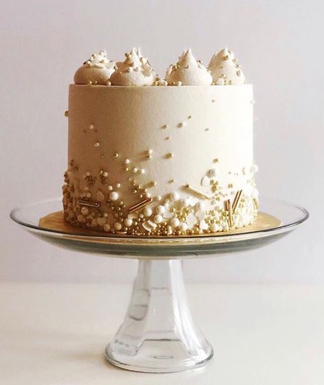 20  Elegant White And Gold Cake Designs White And Gold Cake, Gold Cake Decorations, Gold And White Cake, Golden Birthday Cakes, 50th Anniversary Cakes, Inside Cake, White Birthday Cakes, Golden Cake, Gold Birthday Cake