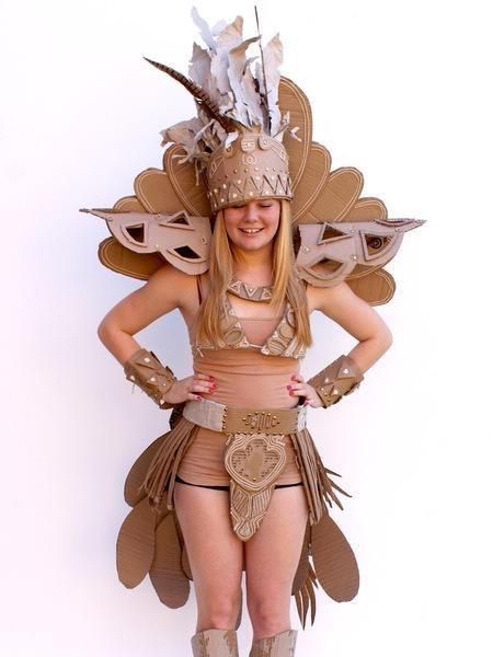 Cardboard Couture Cardboard Outfit, Cardboard Costumes, Recycle Cardboard, Paper Costume, Recycled Costumes, Cardboard Costume, Cardboard Creations, Cardboard Design, Contemporary Costumes