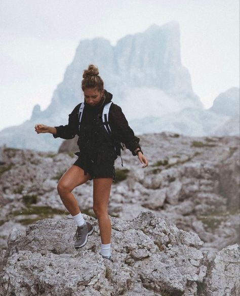 What To Wear On A Hiking Date? | Aesthetic & Cute Hiking Outfits For Women & Men Norway Hiking Outfit, Backpacking Outfits Women, Norway Fits, Alaska Outfits Summer, Wander Outfits, Walking Outfit Outdoor, Hiking Outfits Summer, Norway Fashion, Trail Outfits