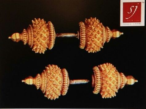 .bugadi for pierced ears Upper Ear Earrings, Temple Jewellery Earrings, Indian Wedding Jewelry Sets, Veg Food, Traditional Jewellery, Gold Jewelry Stores, Mangalsutra Designs, Gold Pendant Jewelry, Wedding Jewellery Collection