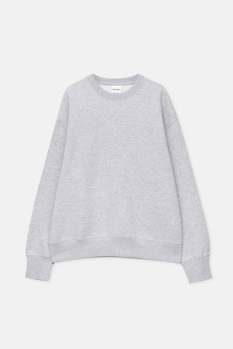 Sweat oversize basique en coton, à col rond et disponible en plusieurs couleurs. Sweat Gris, Pull Gris, Basic Sweatshirt, Pull N Bear, Round Neck Sweatshirts, Round Neck Sweaters, Pull & Bear, Oversized Silhouette, Millie Bobby Brown