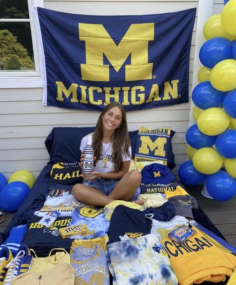 University Of Michigan Grad Party Ideas, College Commitment Pictures, Michigan Aesthetic, College Announcements, College Bed, College Acceptance Letter, College Decision, Dream University, Bed Party