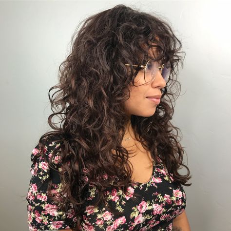 50 Natural Curly Hairstyles & Curly Hair Ideas to Try in 2020 - Hair Adviser Long Layered Curly Hair, Bangs Wavy Hair, Tia Mowry, Frizzy Curly Hair, Layered Curly Hair, Romantic Curls, Bangs Long, Curly Bangs, Long Layered Haircuts