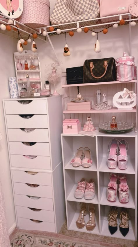 Cool Pink Bedroom Ideas, Glam Girly Bedroom, Walk In Closet Ideas Pink, Glam Small Walk In Closet Ideas, Walk In Closet Ideas Girly, Big Pink Closet, Pink Walk In Closet Ideas, Pink Walking Closet, Pink Aesthetic Closet