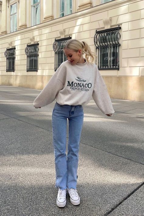 Scandinavian Blonde girl in street wear fashion for autumn Stockholm style outfit inspo Jeans And Crewneck Outfit, Crew Neck Outfit, Crewneck Outfit, Back To School Outfit Ideas, Fall Back To School, School Outfit Ideas, Mom Jeans Outfit, Back To School Outfit, Fall Back