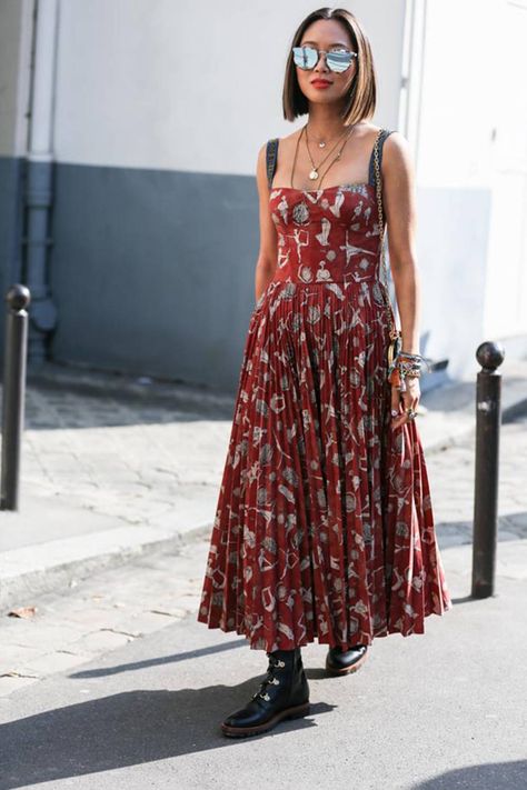 Dresses With Boots: Formulas That Always Work | Who What Wear UK Long Dress With Boots, Dresses With Boots, Couture Dior, Looks Hippie, Winter Nyc, Boho Mode, Estilo Hippie, Mode Boho, Bohol