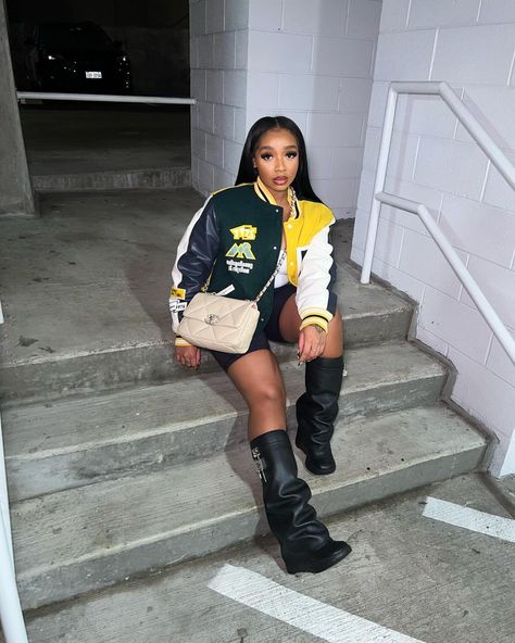 Varsity Jacket Outfit Black Women, Varsity Jacket Outfit Black, Jacket Outfit Black Women, Atl Fits, Oversized Jacket Outfit, Varsity Jacket Outfit, Outfit Black Women, Baddie Fits, Chill Outfits