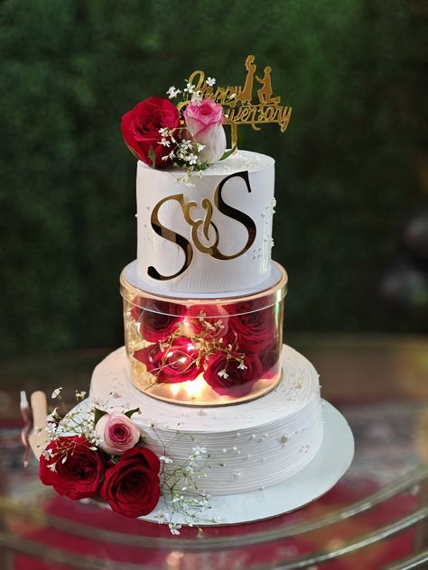 Latest Anniversary Cake Designs, Nikkah Mubarak, Anniversary Cake Designs, Golden Cake, Fondant Cake Designs, Mini Cakes Birthday, Wedding Anniversary Cake, Simple Wedding Cake, Engagement Cakes