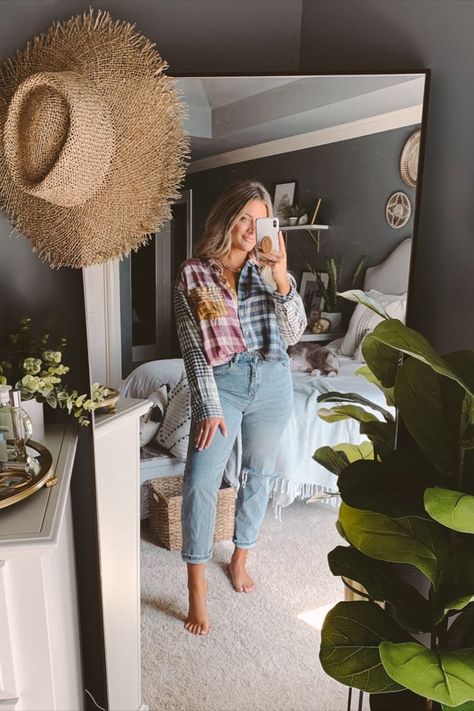 Morgan is wearing a cropped flannel top paired with mom jeans. Winter Flannel Outfits, Flannel Shirt Outfit Women, Flannel Fall Outfits, Flannel Shirt Outfit, Mom Fits, Cropped Flannel, Flannel Outfits, Flannel Women, Womens Fashion Inspiration