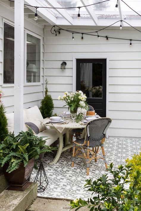 Outdoor Summer Vignettes ideas for your patio featured by top AL home and lifestyle blogger, She Gave It A Go Rustic Farmhouse Front Porches, Black Dishes, Farmhouse Front Porch Decorating, Modern Style Decor, White Autumn, Building A Porch, Farmhouse Front Porches, Autumn Table, Eclectic Modern